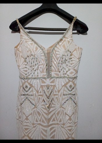 Payet İşlemeli Beyaz V Yakalı Uzun Abiye Elbise - Görsel 3