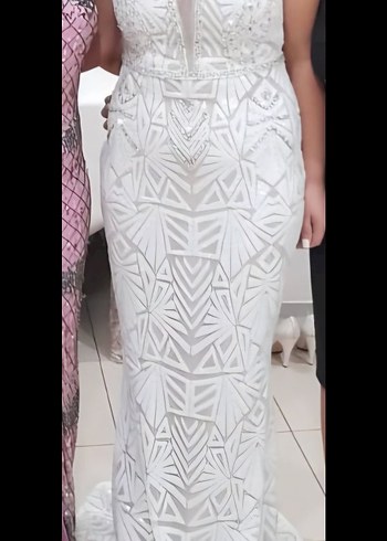 Payet İşlemeli Beyaz V Yakalı Uzun Abiye Elbise - Görsel 7