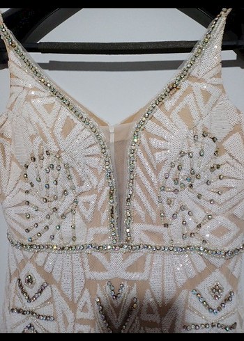 Payet İşlemeli Beyaz V Yakalı Uzun Abiye Elbise - Görsel 2