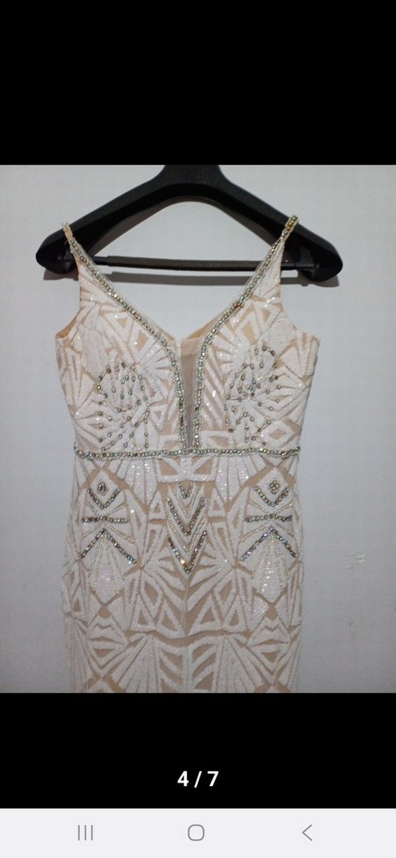 Payet İşlemeli Beyaz V Yakalı Uzun Abiye Elbise - Görsel 3