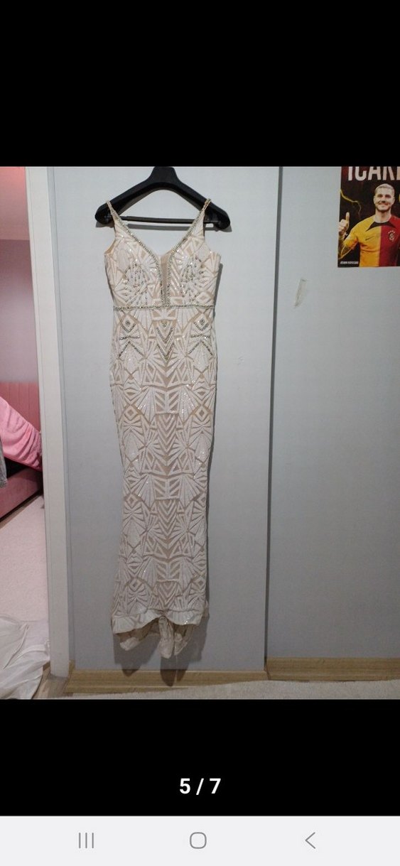 Payet İşlemeli Beyaz V Yakalı Uzun Abiye Elbise - Görsel 4