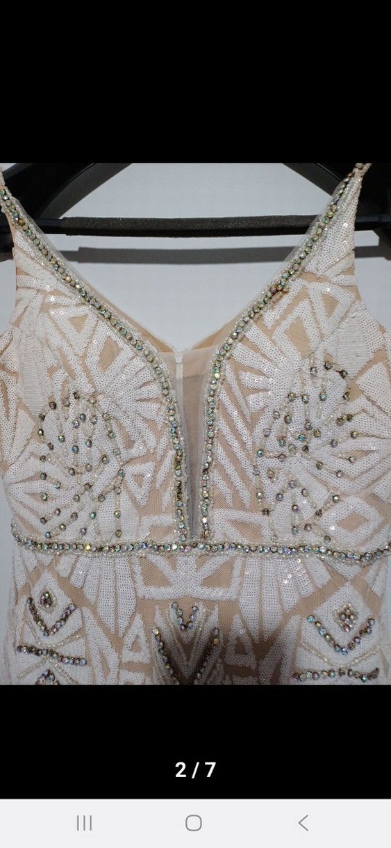 Payet İşlemeli Beyaz V Yakalı Uzun Abiye Elbise - Görsel 2