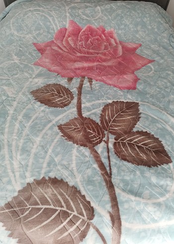 Pembe Çiçek Desenli Yatak Örtüsü