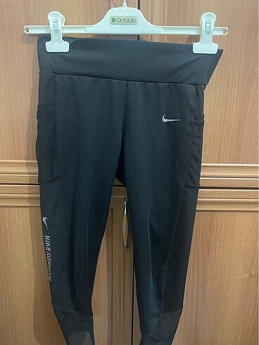 nike tayt