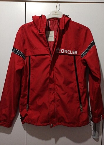 Moncler kırmızı ceket 
