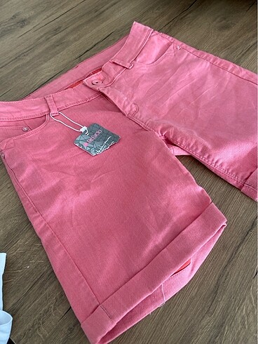 Pembe şort