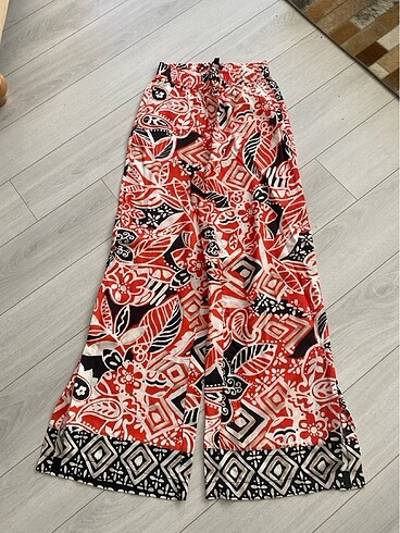 Paça detaylı pantolon
