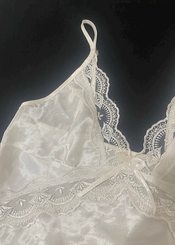 Beyaz Parlak Dantelli Askılı Vintage Pijama Üstü - Görsel 3