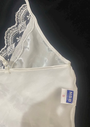 Beyaz Parlak Dantelli Askılı Vintage Pijama Üstü - Görsel 5