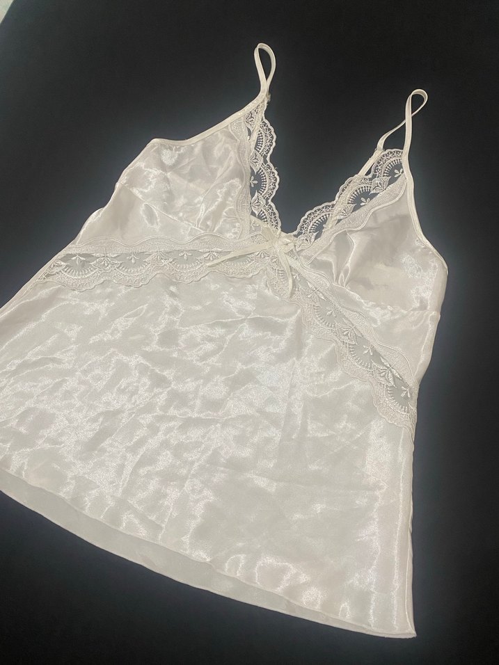 Beyaz Parlak Dantelli Askılı Vintage Pijama Üstü - Görsel 2