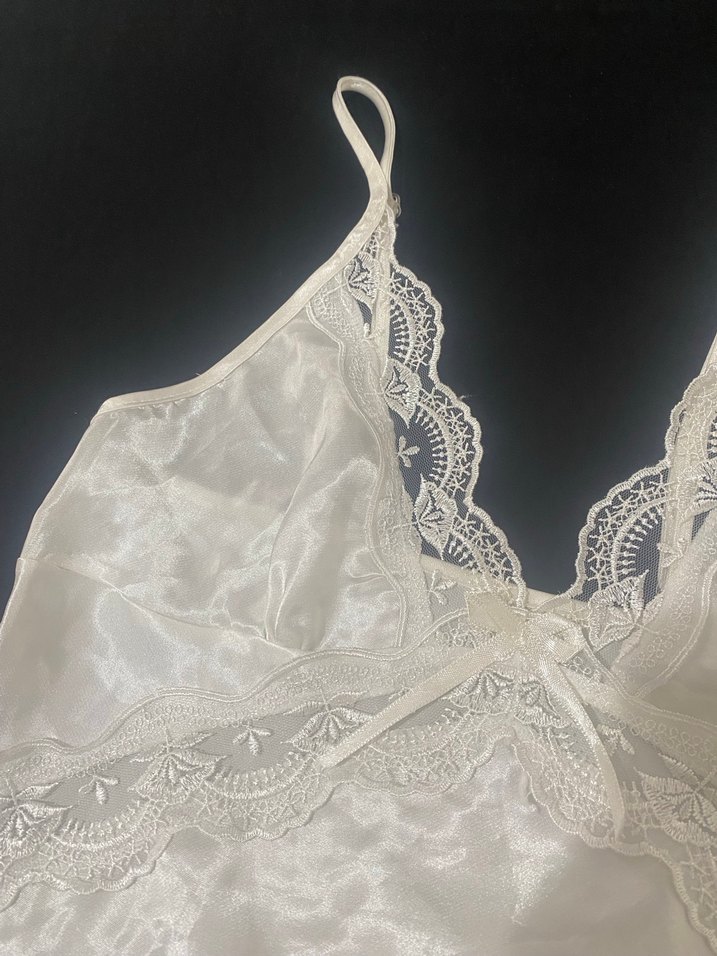 Beyaz Parlak Dantelli Askılı Vintage Pijama Üstü - Görsel 3