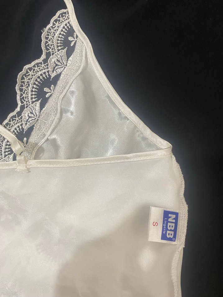 Beyaz Parlak Dantelli Askılı Vintage Pijama Üstü - Görsel 5