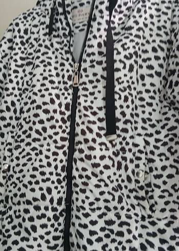 Kapüşonlu, Zebra Desenli Kadın Kısa Mont - Görsel 2