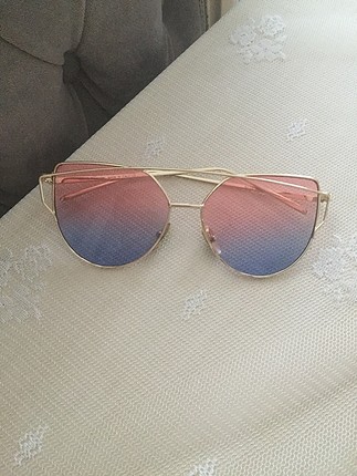 Renki camlı güneş gözlüğü