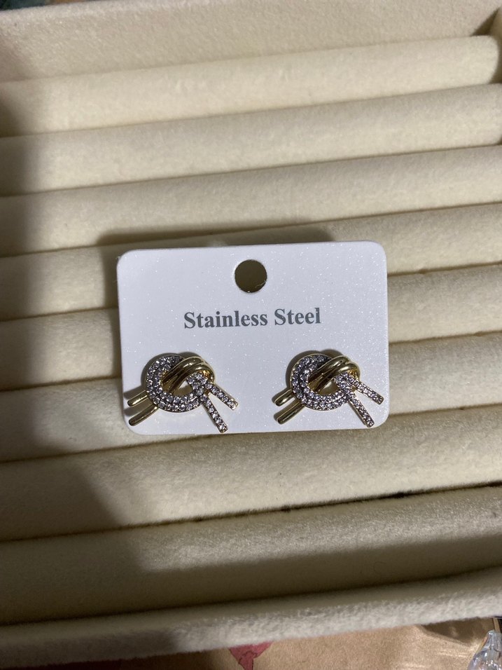 Altın Renkli Mini Sıra Taşlı Kadın Küpe - Görsel 2