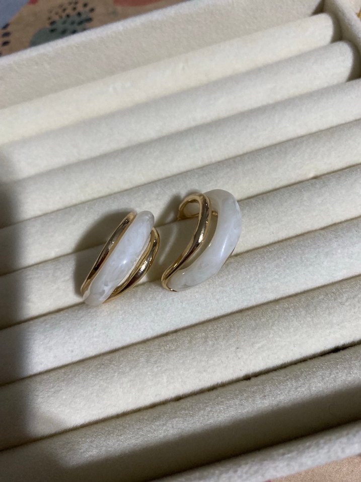 Beyaz Minimalist Midi Kadın Küpeler - Görsel 3