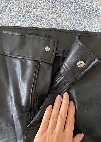Zara Siyah Deri Fermuarlı Kadın Pantolon - Görsel 2