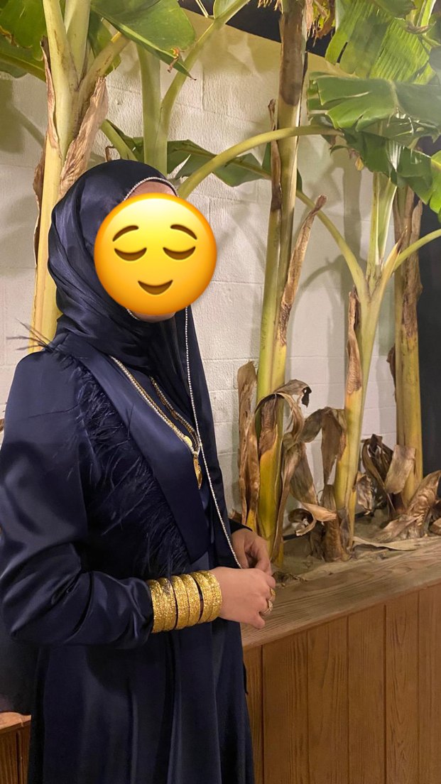 Uzun, dökümlü, yüksek yakalı kadın elbisesi - Görsel 2