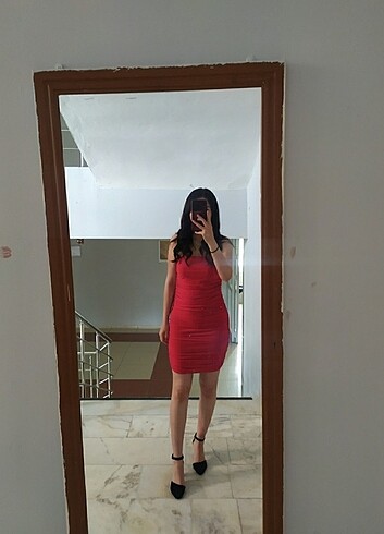 Askılı kırmızı mini elbiseler
