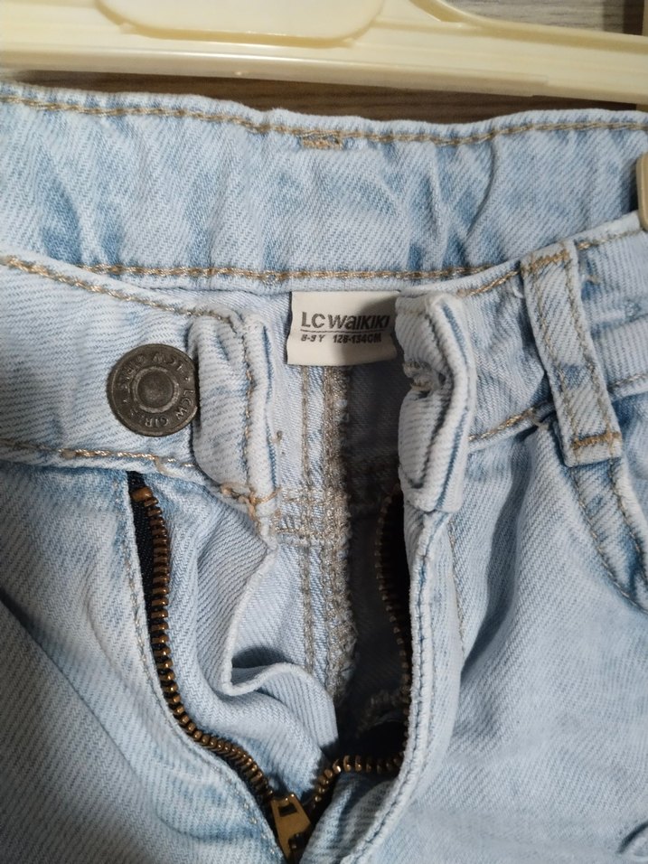 Düğmeli Nakışlı Mavi Denim Kız Çocuk Şort - Görsel 2