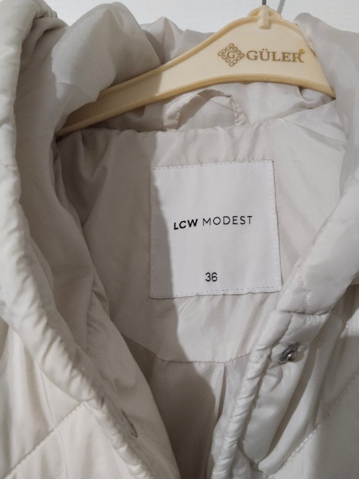 Düğmeli Beyaz Kısa Kadın Mont - Görsel 3