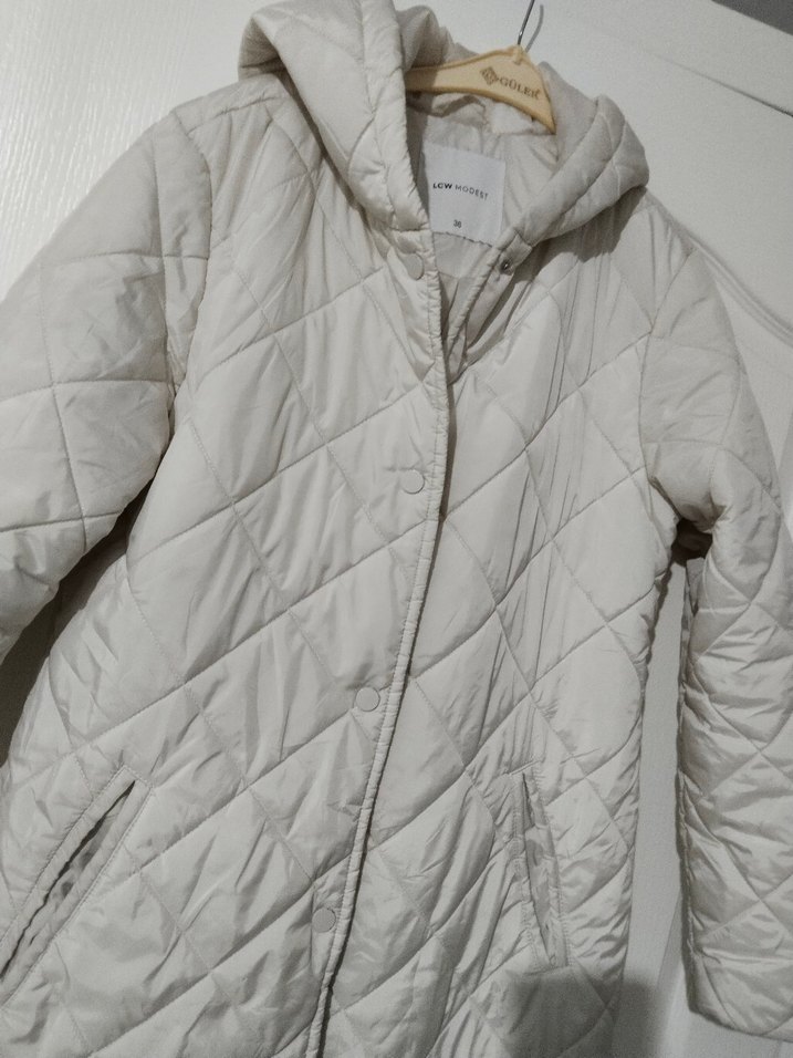 Düğmeli Beyaz Kısa Kadın Mont - Görsel 4