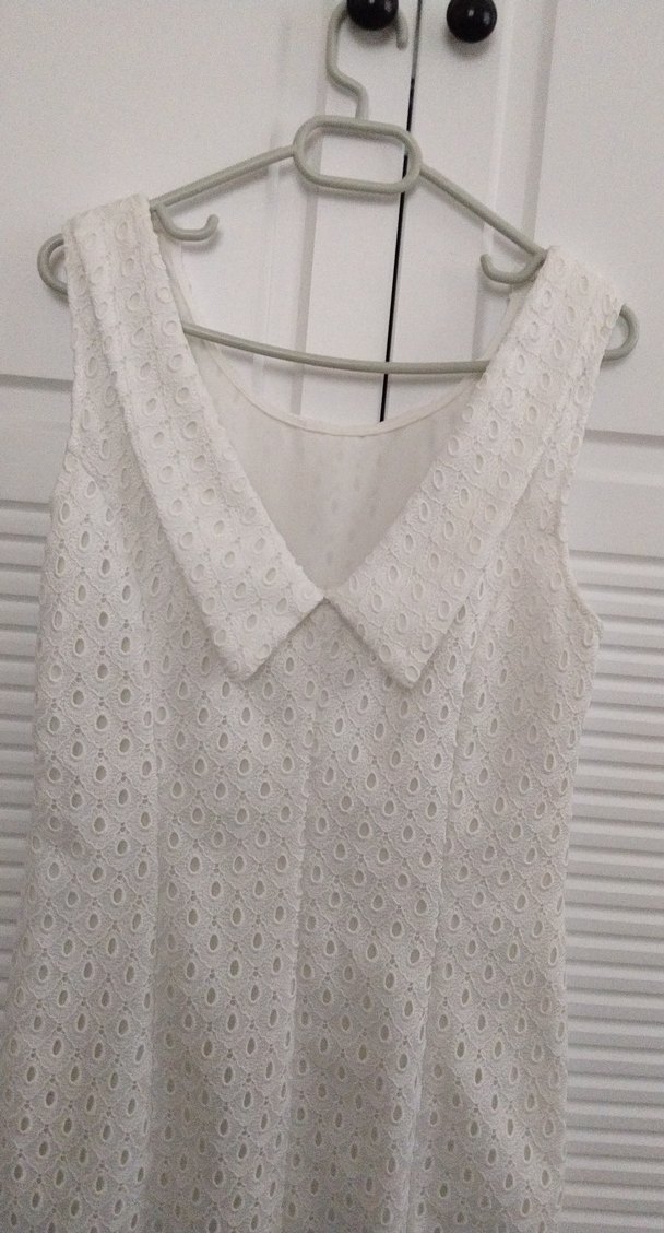 Dantel İşlemeli V Yakalı Beyaz Midi Elbise - Görsel 3