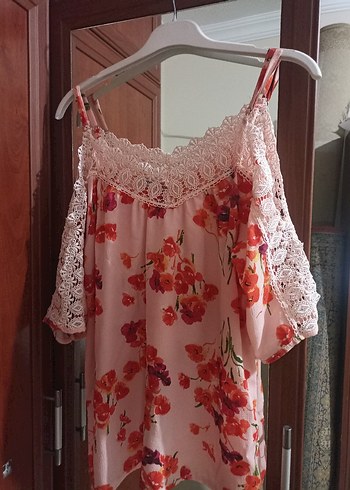 Dantel Detaylı Çiçek Desenli Pembe Bluz