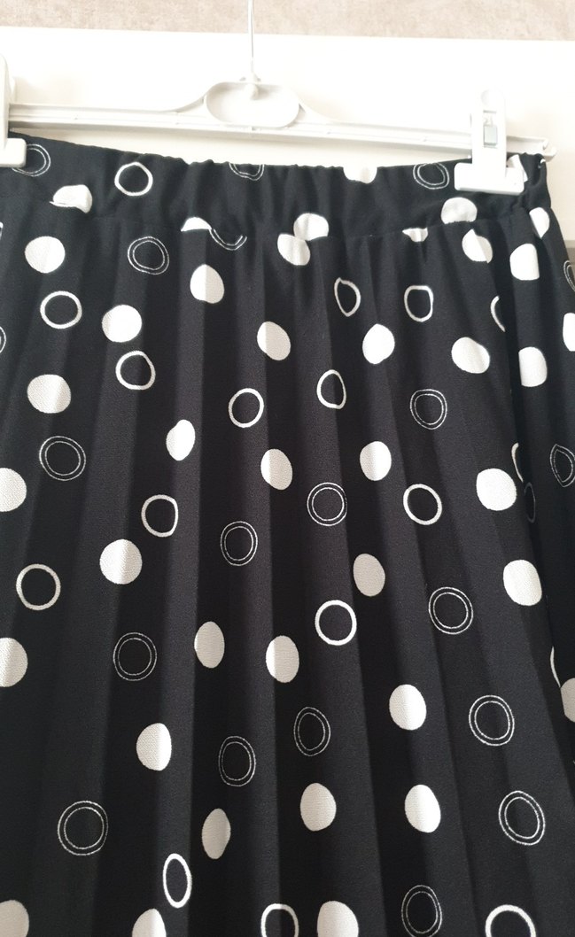 Puantiye Desenli Uzun Pilili Siyah Etek - Görsel 3