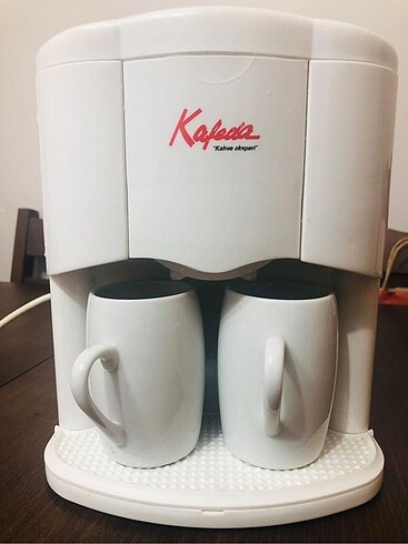 Kafeda filtre kahve makinası