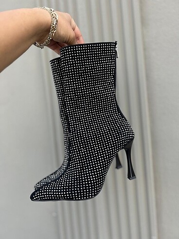Zara Orijinal Taşlı İnce Topuklu Çizme Siyah