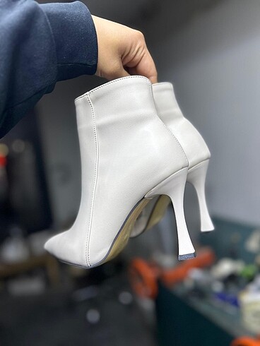 Zara İnce Topuklu Fermuarlı Bot Bej