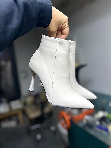 Zara İnce Topuklu Fermuarlı Bot Bej