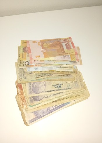 Beden Çeşitli Ülkelerden Renkli Eski Banknotlar
