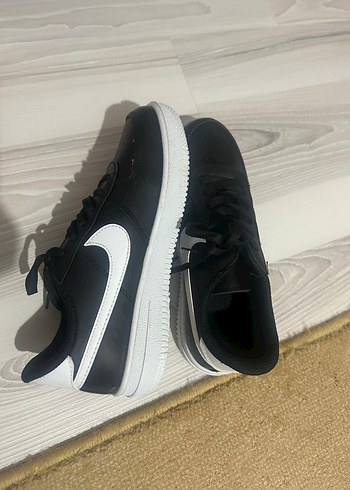 Nike Siyah Beyaz Bağcıklı Kadın Spor Ayakkabı - Görsel 2