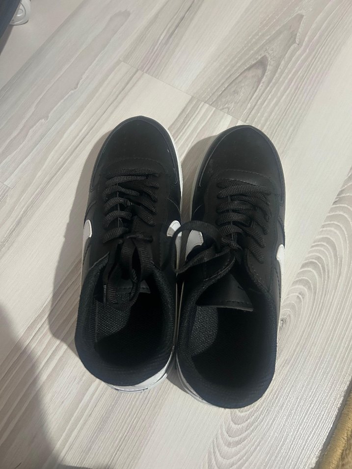 Nike Siyah Beyaz Bağcıklı Kadın Spor Ayakkabı - Görsel 3