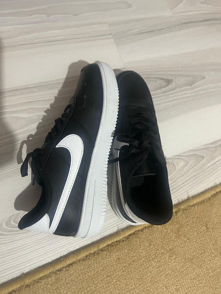 Nike Siyah Beyaz Bağcıklı Kadın Spor Ayakkabı - Görsel 2