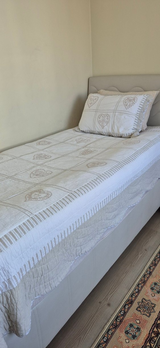 Nakışlı Beyaz ve su yeşili Yatak Örtüsü - Görsel 2