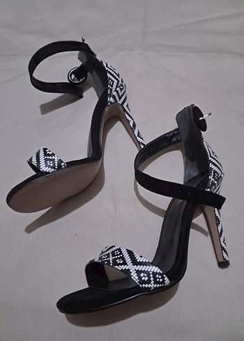 Kemerli Siyah-Beyaz Yılan Desenli Stiletto