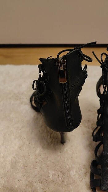 39 Beden siyah Renk Topuklu çok şık bir bağcıklı ayakkabı ayakta Çok guzel duruyor 