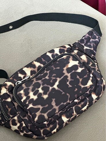 Stradivarius Stradivarius leopar desenli bel çantası