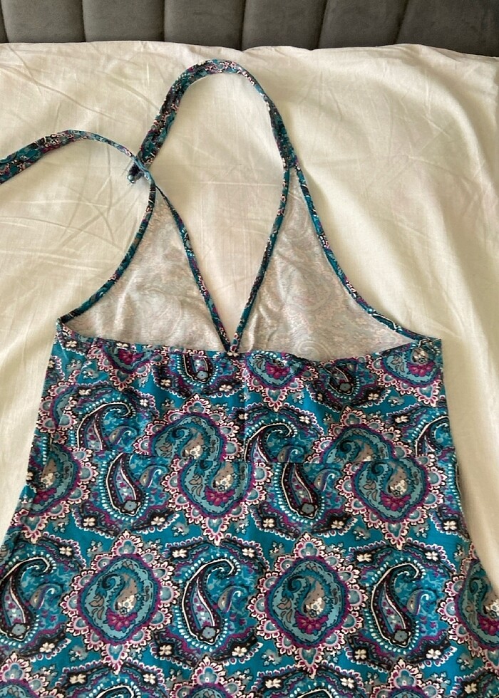 Askılı üçgen göğüs dekolteli yazlık elbise - Görsel 3