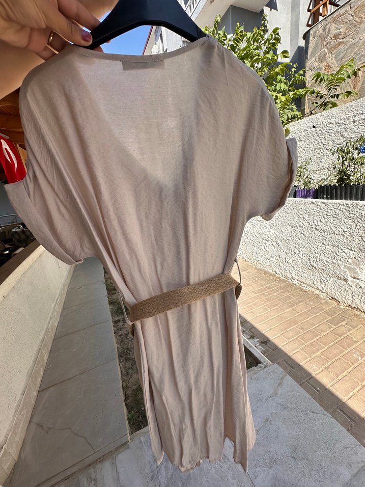 V Yaka Kısa Kollu Bej Keten Mini Elbise - Görsel 4