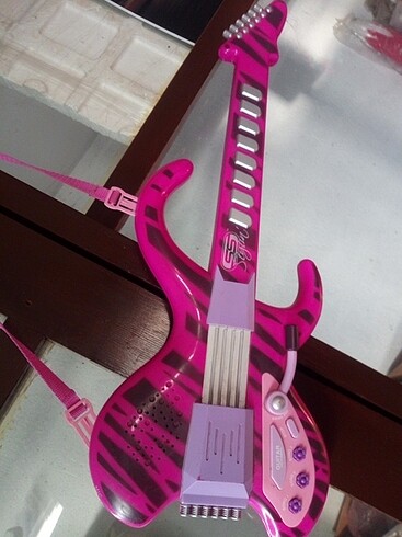 Pilli oyuncak gitar