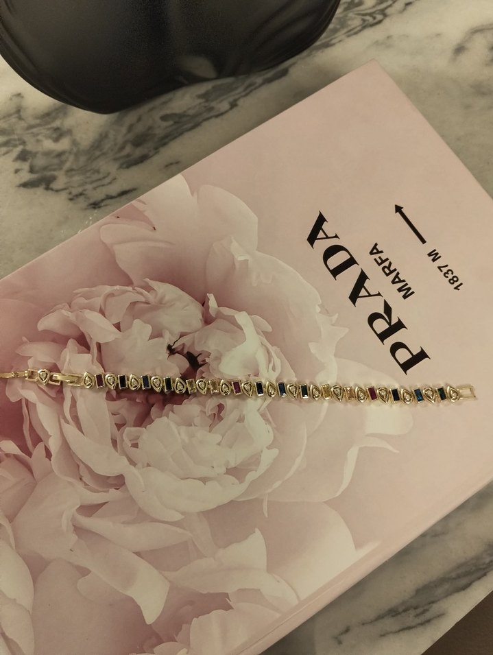 Zincir Detaylı Altın Renkli Kadın Bileklik - Görsel 3