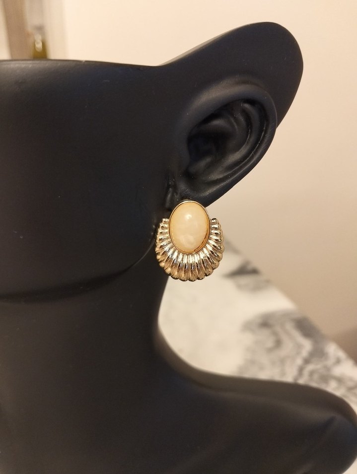 Krem Renkli Pilili Mini Küpe - Görsel 3