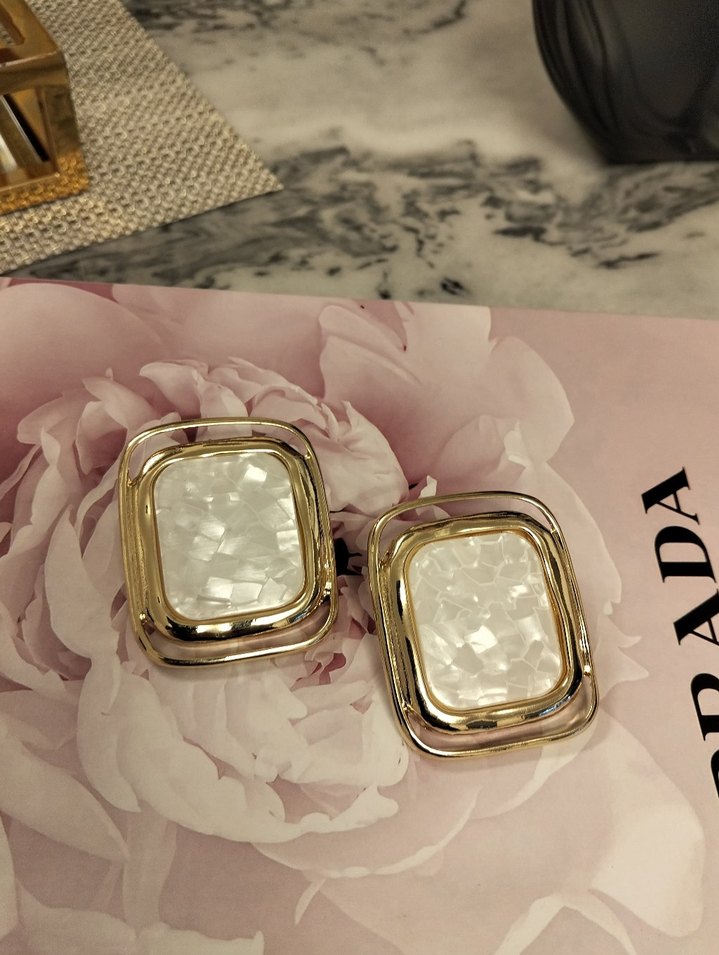 Klasik Altın Tokalı Mini Küpe - Görsel 4