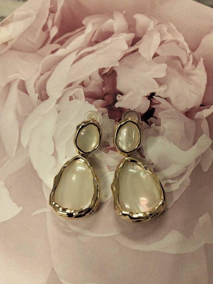 Şeffaf Bej Mini Küpeler - Görsel 4