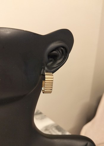 Altın Renkli Pileli Mini Küpeler - Görsel 3