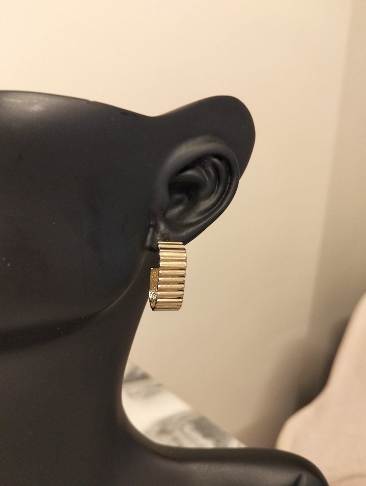 Altın Renkli Pileli Mini Küpeler - Görsel 3